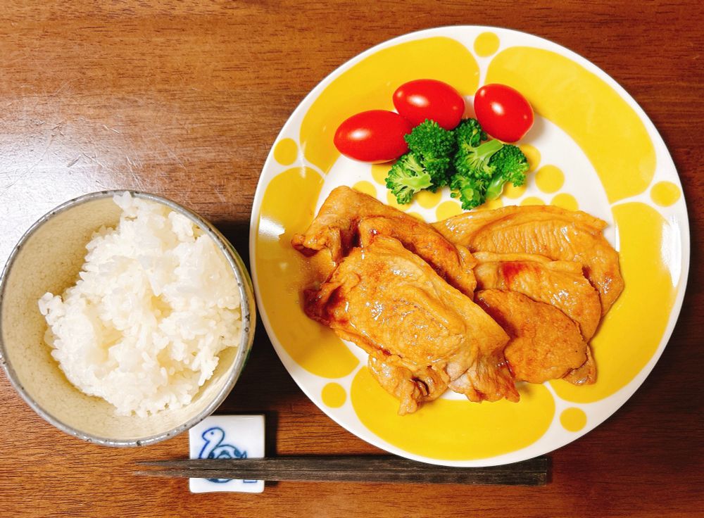 今日の晩ごはんの写真。
豚肉の生姜焼き。