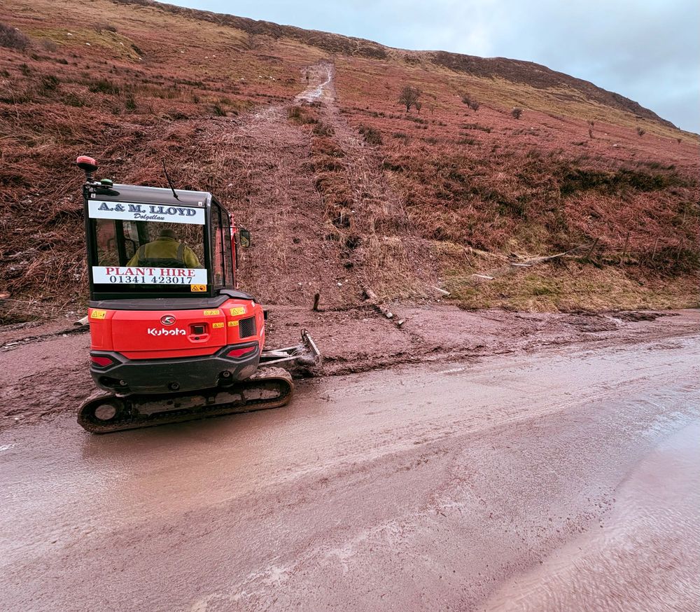 Tirlithriad uchel ar y mynydd uwch Tal y Llyn 