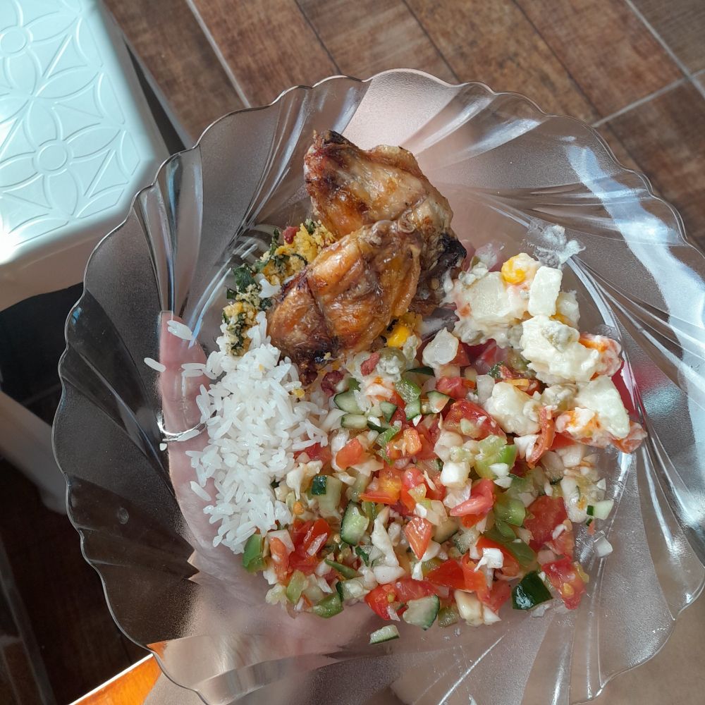 comi bifinho
arroz eh só o que da pra ver acho que da umas 20g 
maionese meia colhar de sobremesa e farofa msm coisa 

botei td isso de vinagrete e depois vi que tinha azeite quis morrer pq foi colocado de propósito e sem necessidade