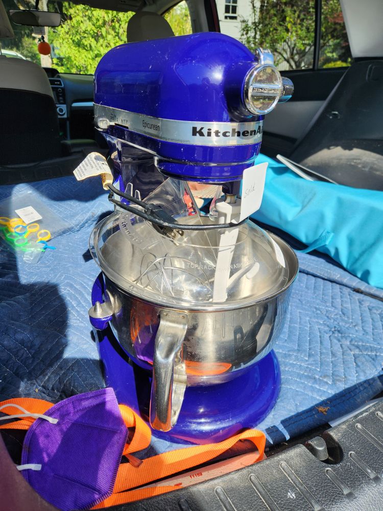 A 5 quart kitchen aid in a beautiful blue color
