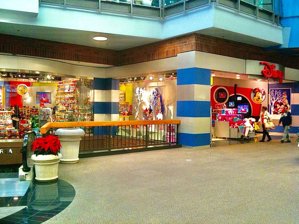 A photo of the exterior of the Disney Store in Glendale Galleria. 

[Eric Chu - November 20, 2010]