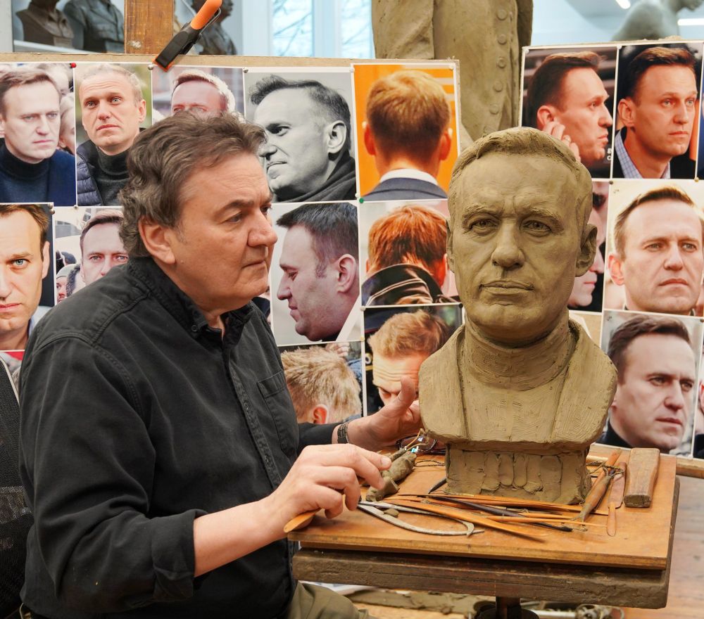 Zenos Frudakis sculpting portrait sculpture of Alexei Navalny.
