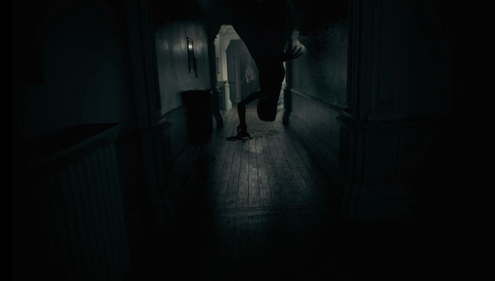 Uma imagem do trailer de Resident Evil 9 mostra uma mulher monstruosa em silhueta, descendo de uma parede. O cabelo comprido e algemas nas mãos são as únicas coisas que podem ser enxertadas com clareza 