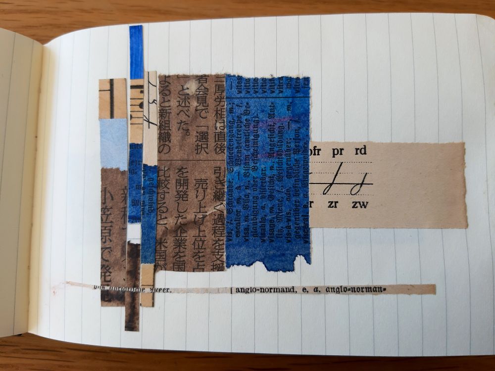 Collage in braun und blau, boro Stil, mit Papier aus japanischen Zeitungen und alten Büchern. 