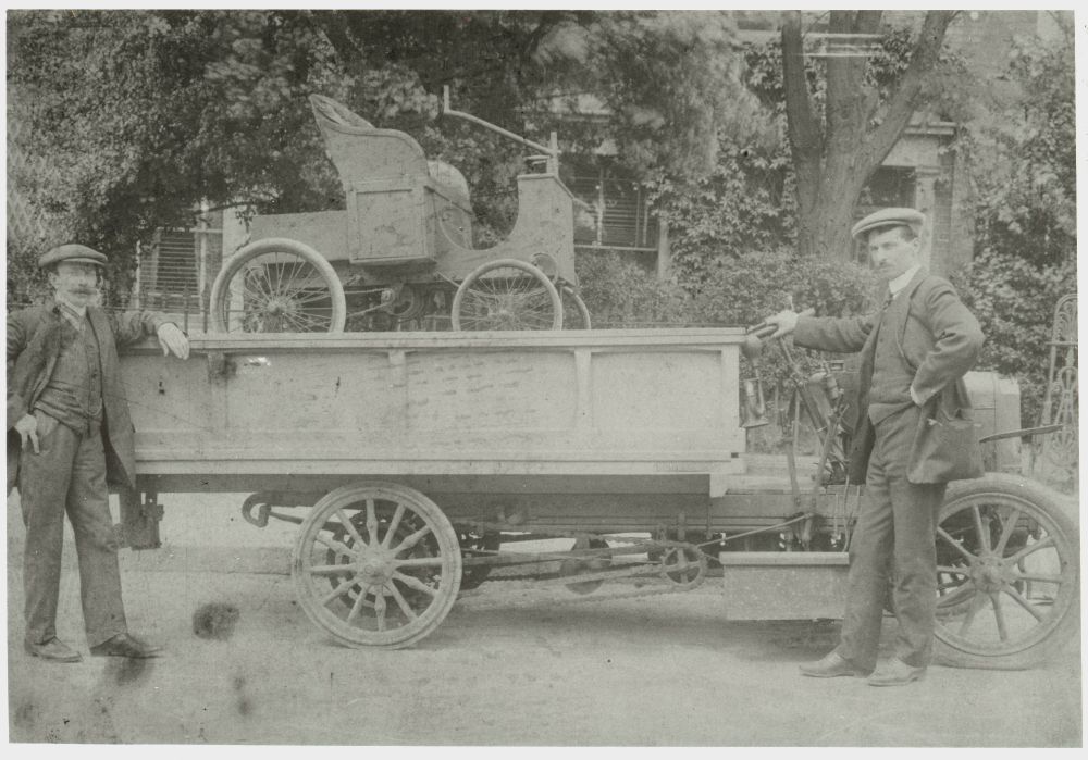 Fred Bremer and Tom Bates transporting the Bremer car, early 1900s.

📷 From VHM collection, available in our Searchroom.