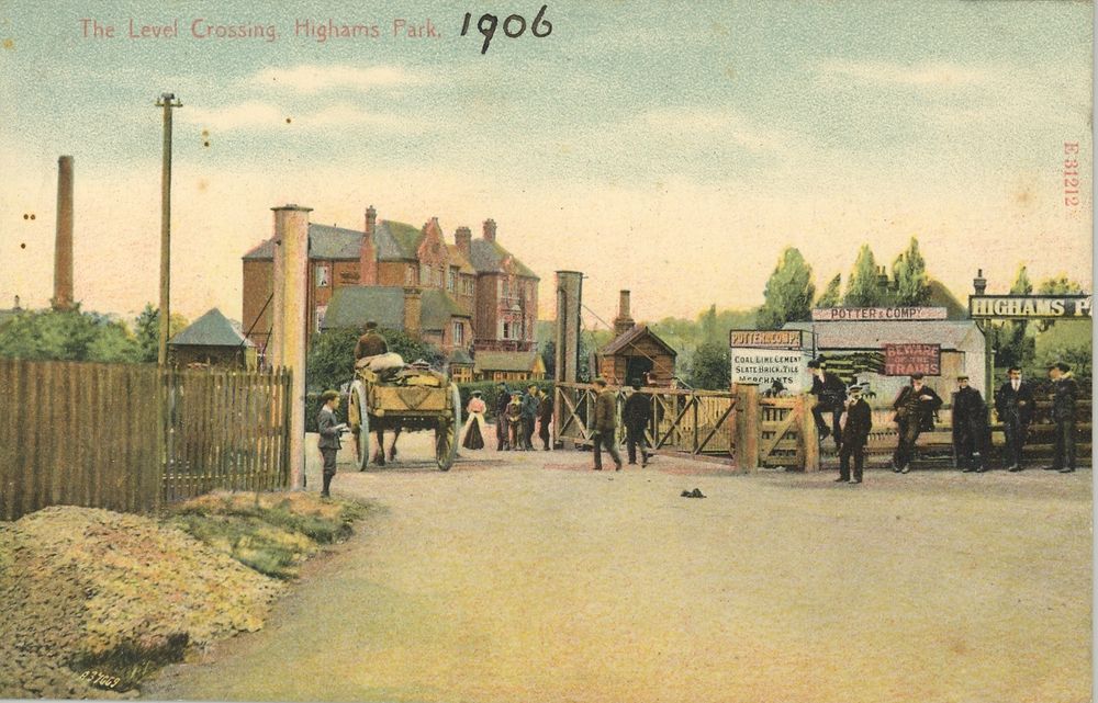 The level crossing at Highams Park station, 1906. 

📷 VHM collection, available in our Searchroom.  