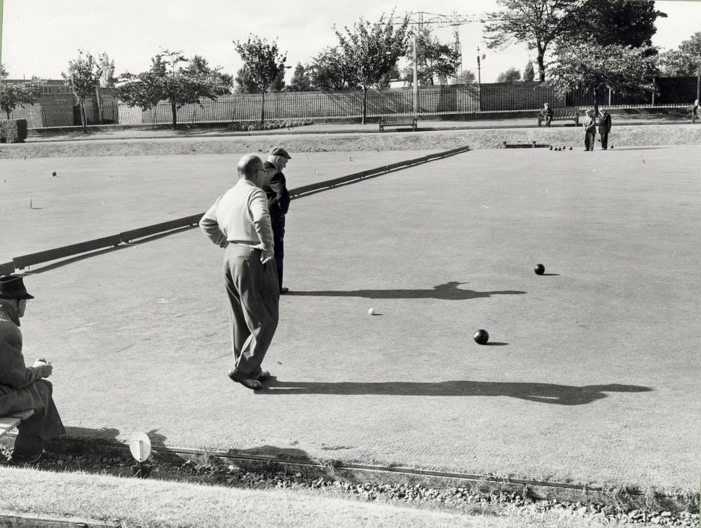 The bowling green at Coronation Gardens, Leyton c.1960. 

📷 ©Vestry House Museum, from collection available in our Searchroom.

