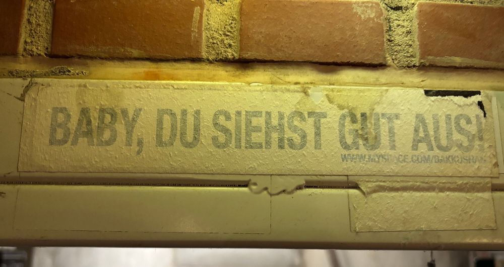 verblichener aufkleber an türrahmen: Baby du siehst gut aus www.myspace.com/bakkushan