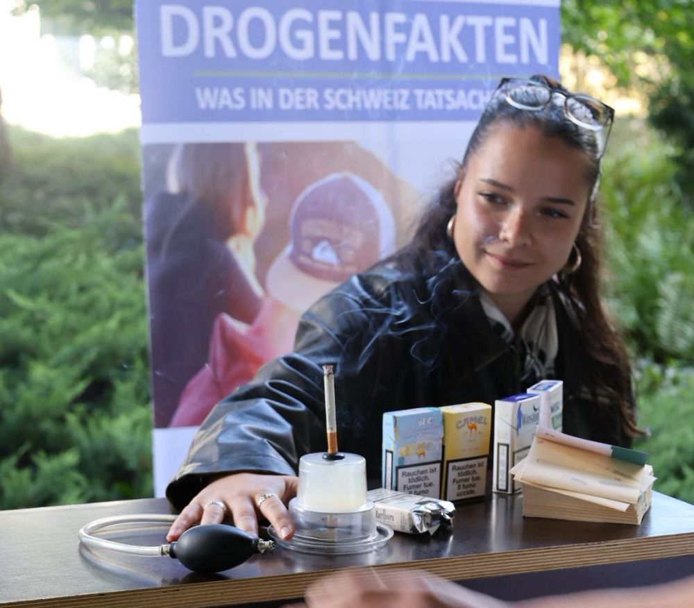 Infostand Tabak-Nikotin mit Abrauch-Einrichtung, die darauf hinweist, wie die Lunge beim Rauchen von Zigaretten belastet wird.