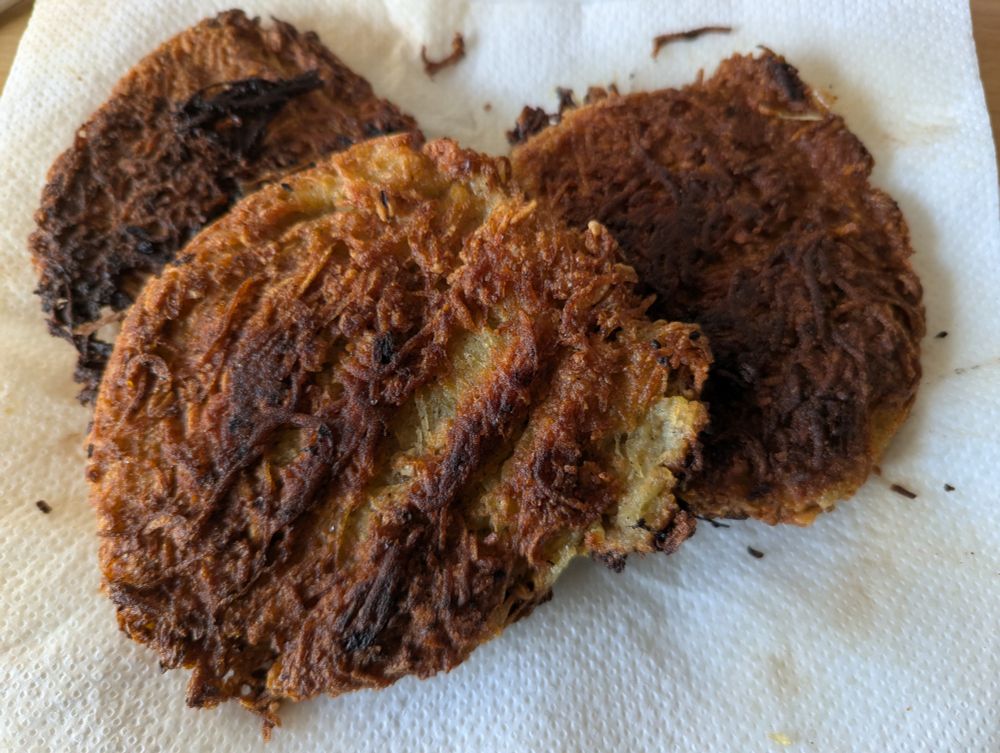 Reibekuchen auf Küchentüchern