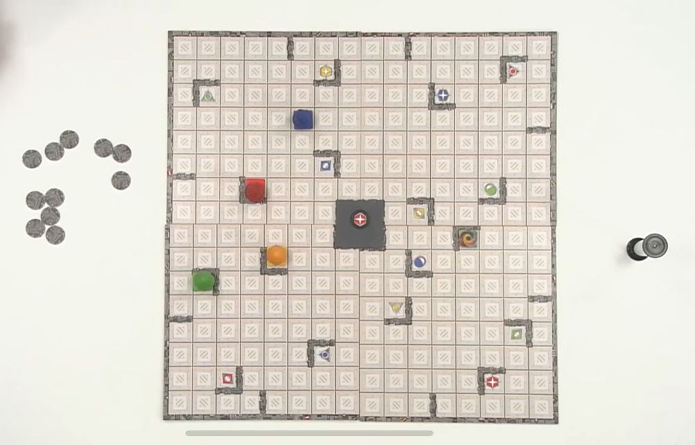 Plateau du jeu avec des jetons et robots