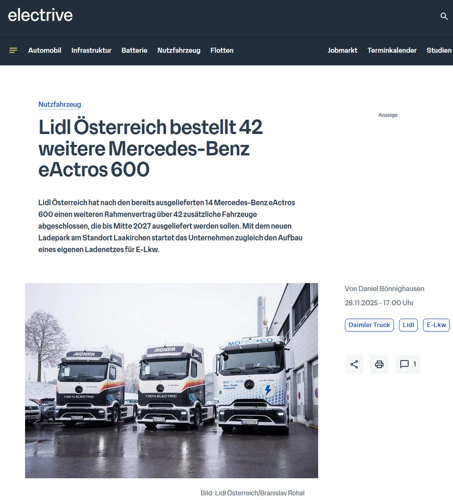 Lidl Österreich bestellt 42 weitere Mercedes-Benz eActros 600

Lidl Österreich hat nach den bereits ausgelieferten 14 Mercedes-Benz eActros 600 einen weiteren Rahmenvertrag über 42 zusätzliche Fahrzeuge abgeschlossen, die bis Mitte 2027 ausgeliefert werden sollen. Mit dem neuen Ladepark am Standort Laakirchen startet das Unternehmen zugleich den Aufbau eines eigenen Ladenetzes für E-Lkw.
Daimler truck mercedes benz eactros e lkw lidl oesterreich min
Bild: Lidl Österreich/Branislav Rohal
Von Daniel Bönnighausen
28.11.2025 - 17:00 Uhr

Der Lebensmitteleinzelhändler betreibt in Österreich über 250 Filialen, drei Logistikzentren und beschäftigt rund 5.800 Mitarbeitende. Seit 2024 sind bei Lidl Österreich auch die ersten Batterie-elektrische Lkw täglich im Einsatz. Zu den sechs Volvo FH Electric kamen im August dieses Jahres 14 Mercedes-Benz eActros 600 von Daimler Truck hinzu. Nun sollen weitere E-Lkw die Flotte ergänzen.

Die Wahl fiel erneut auf den eActros 600, ein entsprechender Rahmenvertrag wurde nun unterzeichnet. Mit 44 Tonnen zulässigem Gesamtgewicht und einer Nutzlast von 22 Tonnen sind die Fahrzeuge speziell für den elektrischen Fernverkehr konzipiert, lässt Lidl wissen. Mithilfe von drei Batteriepaketen und einer Gesamtkapazität von 621 kWh sollen die E-Lkw eine Reichweite von bis zu 500 Kilometern zurücklegen können – ohne Zwischenladung. Geladen werden kann der eActros 600 per CCS mit bis zu 400 kW. „Zusätzlich sind alle Fahrzeuge für das neue Megawatt-Charging (MCS) ausgelegt“, teilt Lidl mit....
Quelle https://www.electrive.net/2025/11/28/lidl-oesterreich-bestellt-42-weitere-mercedes-benz-eactros-600/

„Wir sind sehr stolz auf die erfolgreiche Markteinführung des eActros 600 in Österreich. Und es freut uns sehr, dass wir auch Lidl auf dem Weg zu einem nachhaltigen Transport begleiten dürfen. Das zeigt, dass die Elektrifizierung im nationalen Fern- und Verteilerverkehr Realität wird“, so Jens Tittel, CEO von Daimler Truck Austria.
