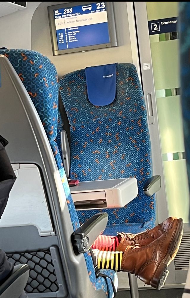 In einem Zugabteil sieht man die hervorragenden Beine einer liegenden Frau die zwei verschiedene Strümpfe (gelb/schwarz und rot/schwarz gestreift) trägt. Dazu knöchelhohe braune Schuhe. Die Beine haben mich an Pipi Langstrumpf erinnert. 