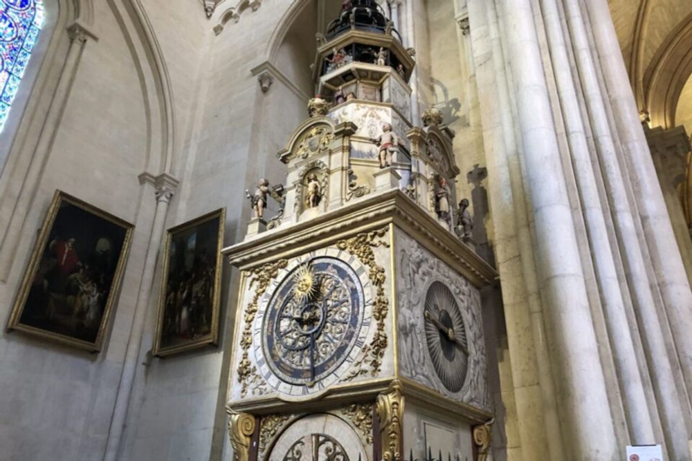 Lyon : 11 ans après avoir été vandalisée par un ressortissant iranien à coups de barre de fer, l'horloge astronomique de la cathédrale Saint-Jean, datant du XIVe siècle, retrouve son éclat. Un coût de...