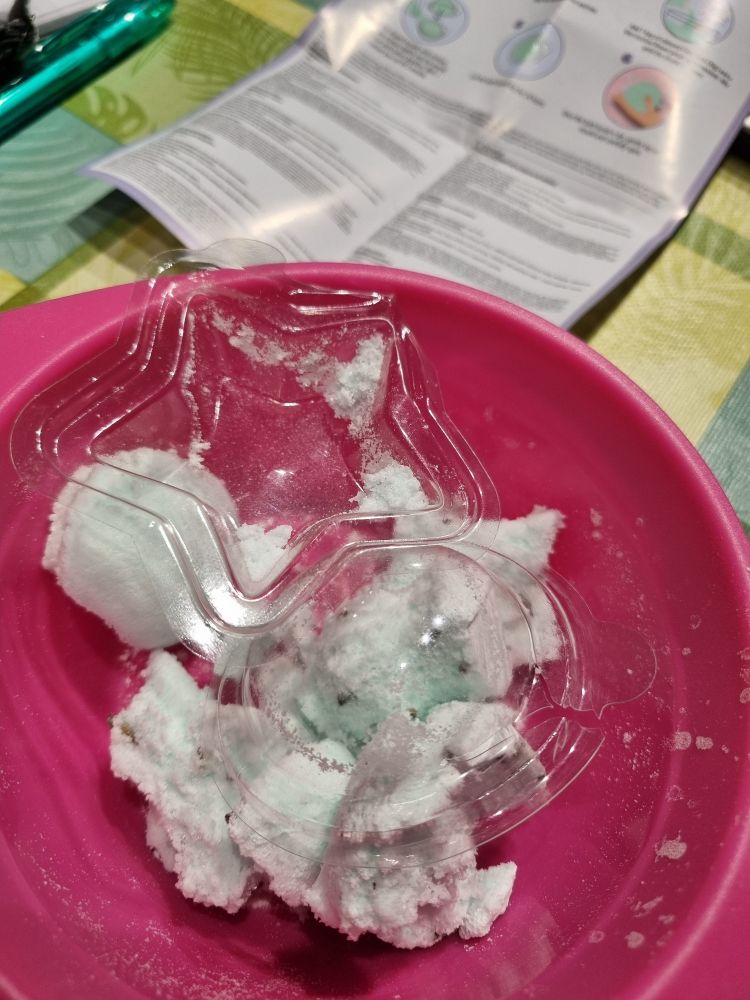 In einer Plastikschale liegen Brocken aus Badebombengemisch und kaputte Förmchen 