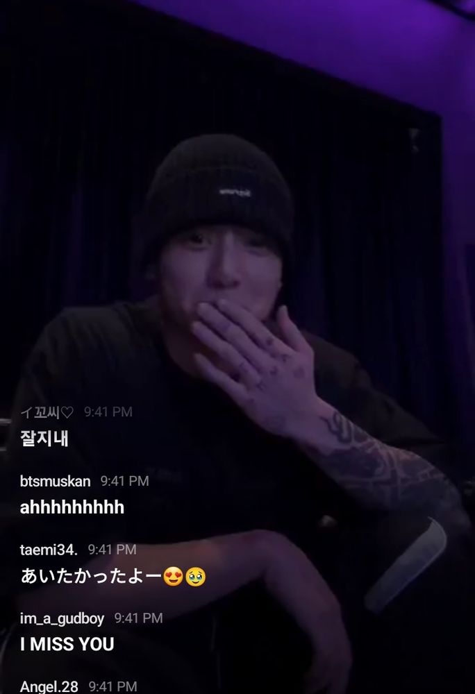 Jungkook's first Weverse live in 1 year!!!