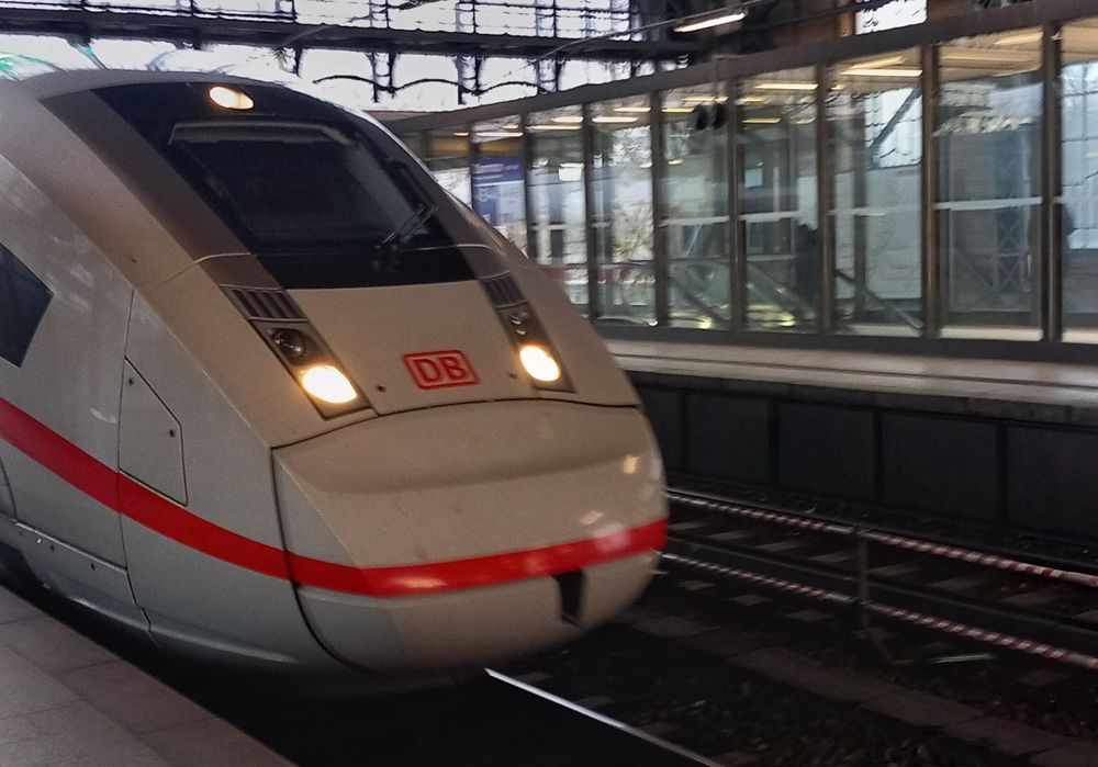 ICE 4 Richtung Hauptbahnhof fährt in Hamburg-Dammtor auf Gleis 3 ein. 