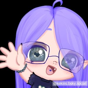 Eine Zeichnung von der VTuberin Kekis in Chibi Form, wie sie winkt. Sie hat lila Haare, die ihr über das linke Auge hängen, trägt eine Brille und lächelt, während sie in Richtung der "Kamera" schaut.