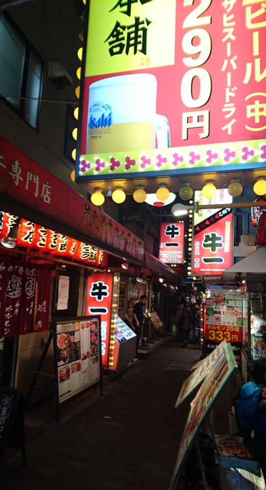 鶴橋の路地 焼肉屋が連なる夜の通り