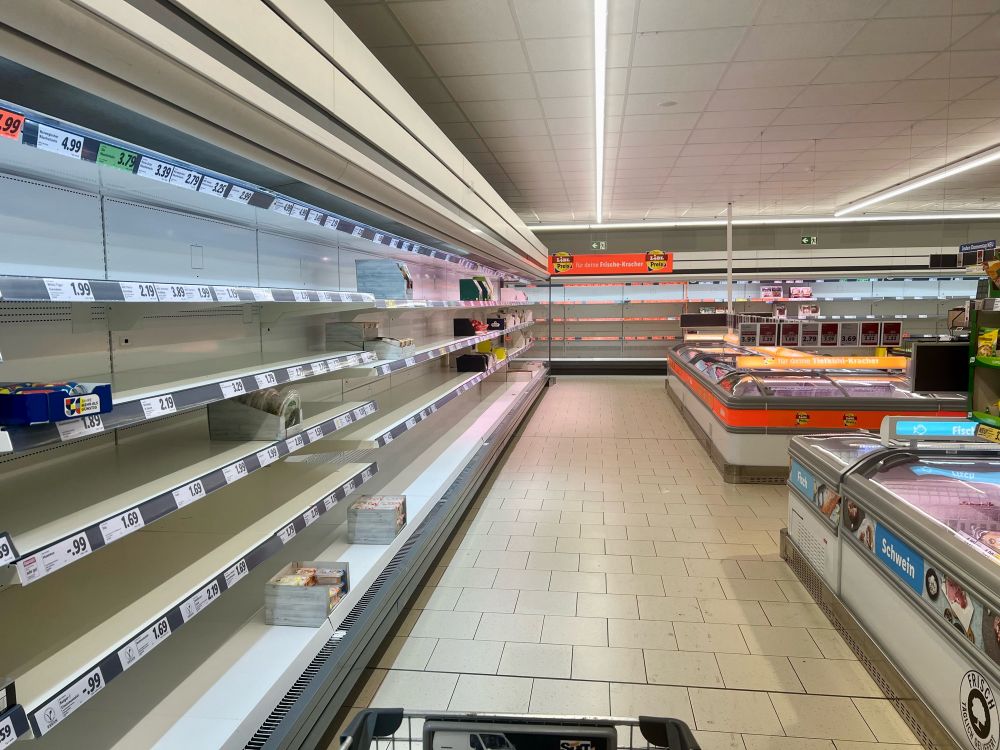 Leere Regale im Supermarkt