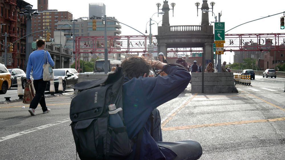 Photo Op: Tight Squeeze for Cyclists is Perfect Frame for Williamsburg Bridge Shutterbug - Streetsblog New York City