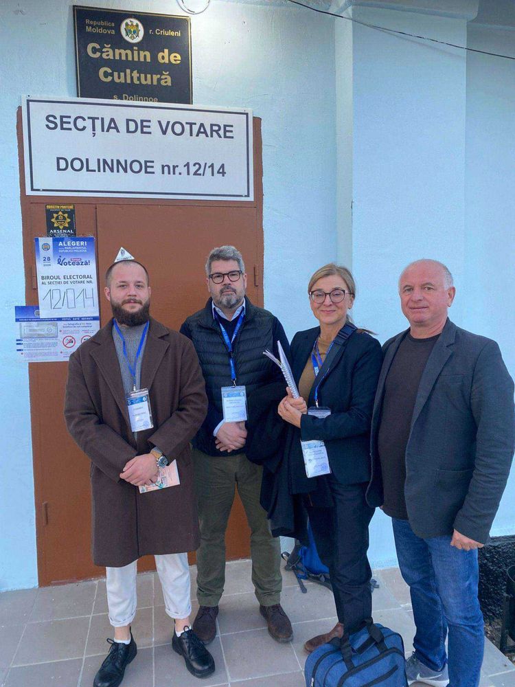Monika Benkler und ihr Team bei der Wahlbeobachtung
