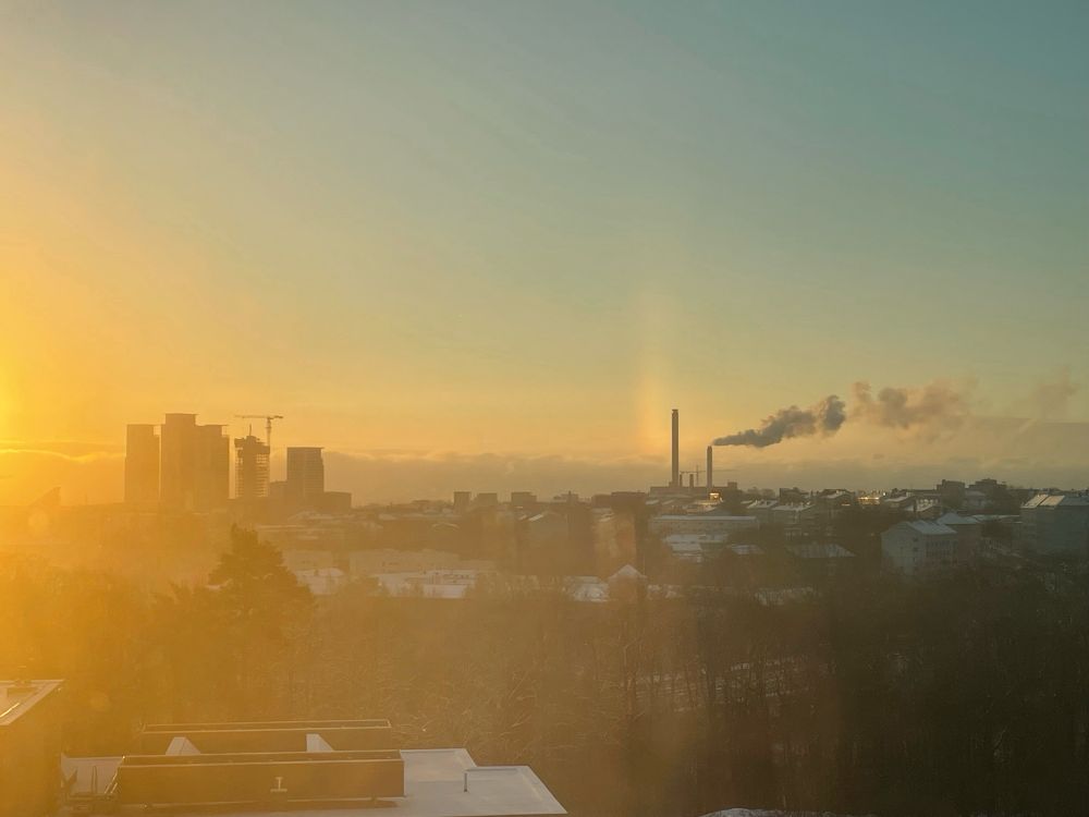 Aamuaurinko paistaa kaupungin yllä.