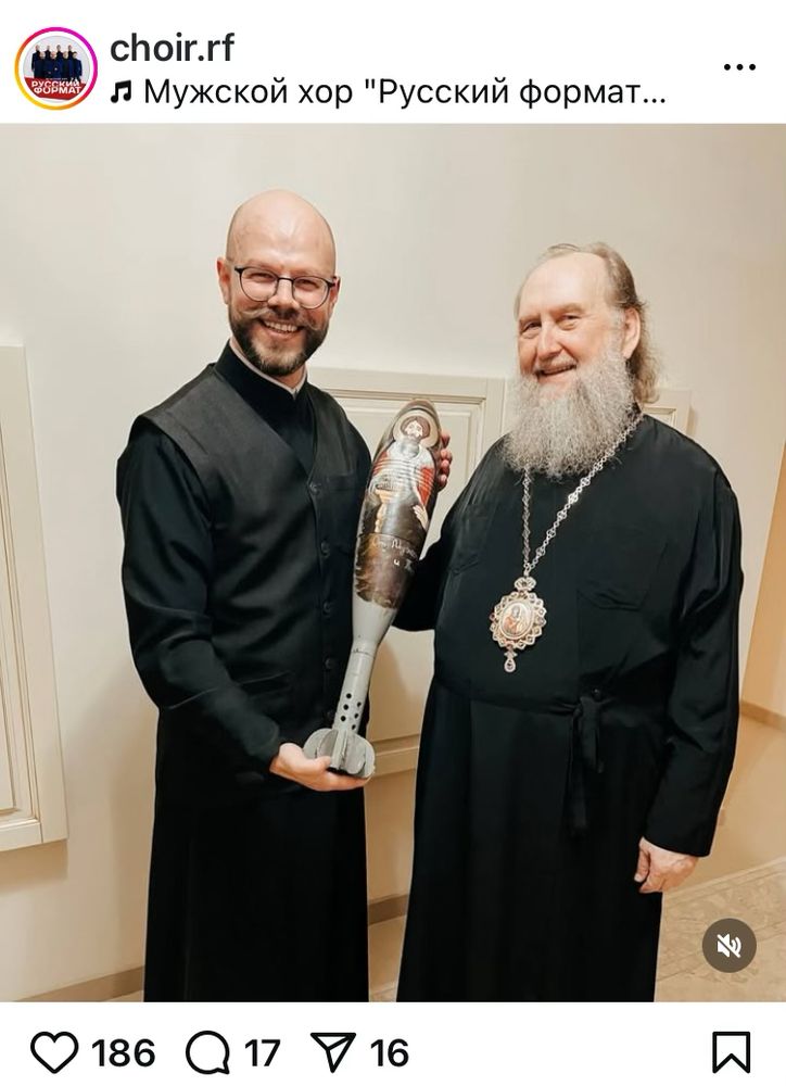 Ein Priester überreicht dem Metropoliten der Russischen Orthodoxen Kirche in Kasachstan eine Granate, auf die ein Bild des Heiligen Alexander Newskij gemalt ist. Laut Bildunterschrift ein Geburtstagsgeschenk eines Kosakenverbandes. Beide hatten zuvor gemeinsam die Heilige Messe zelebriert. 