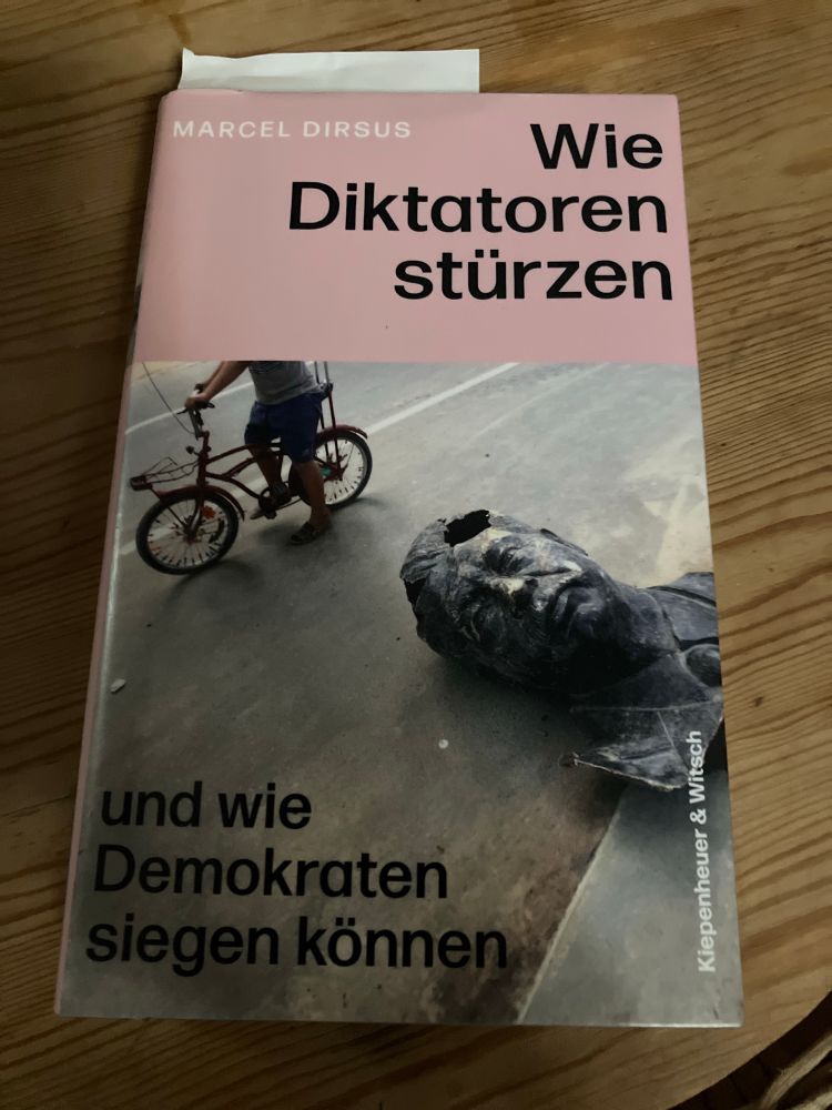 Buchcover: Marcel Dirsus: Wie Diktatoren stürzen. Und wie Demokraten siegen können