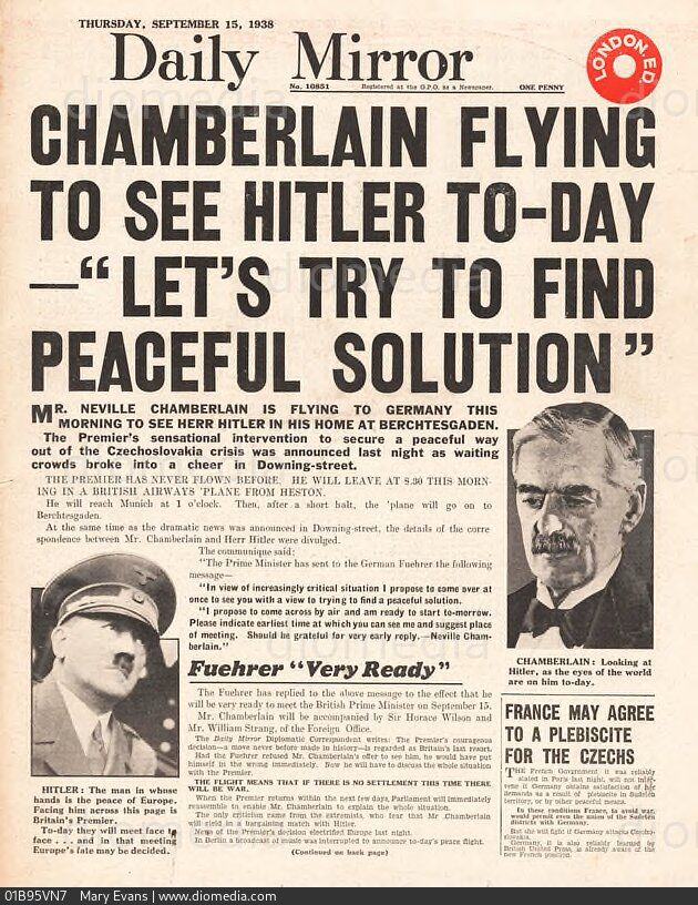 Titelseite des Daily Mirror vom 15. September 1938. Schlagzeile: CHAMBERLAIN FLYING TO SEE HITLER TO-DAY. "LET'S TRY TO FIND PEACEFUL SOLUTION". 

In Berlin willigte der britische Premier einem Anschluss der Sudeten an das Deutsche Reich ein – und wurde zuhause dafür gefeiert, einen Krieg verhindert zu haben. In der Erwartung, Hitlers Hunger sei nun gestillt. Ein halbes Jahr später besetzte Hitler die gesamte Tschechoslowakei. Ein Jahr später begann er mit dem Überfall auf Polen den 2. Weltkrieg. 