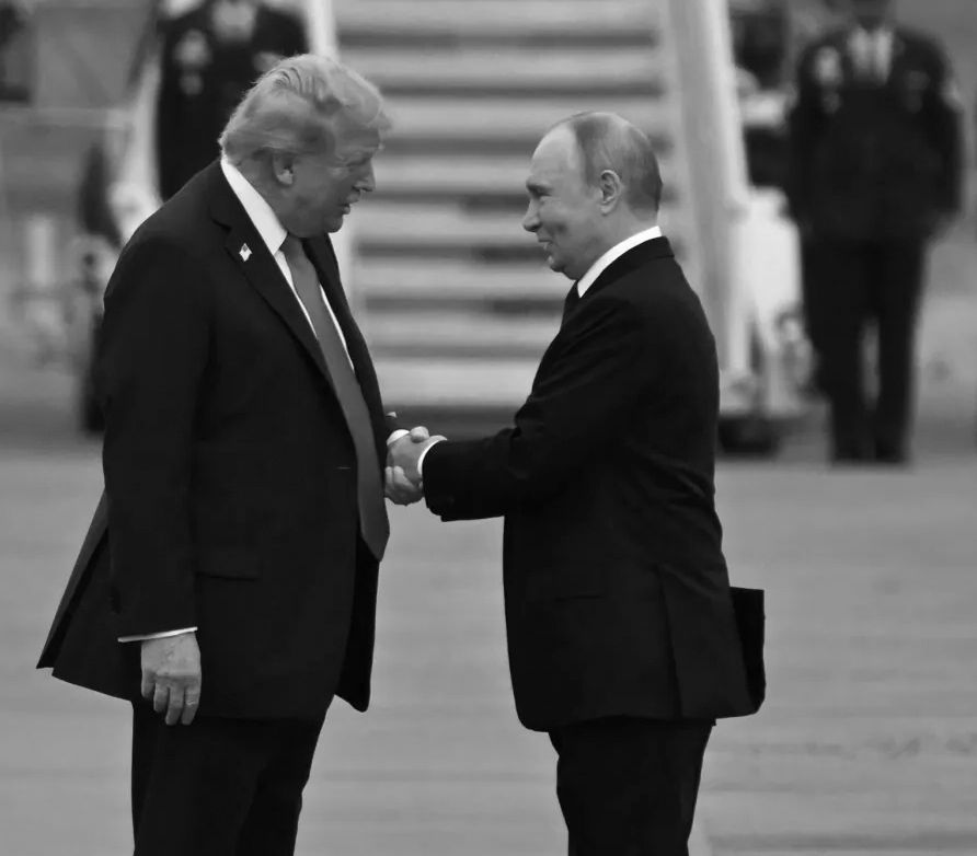 Trump serrant la main de Poutine