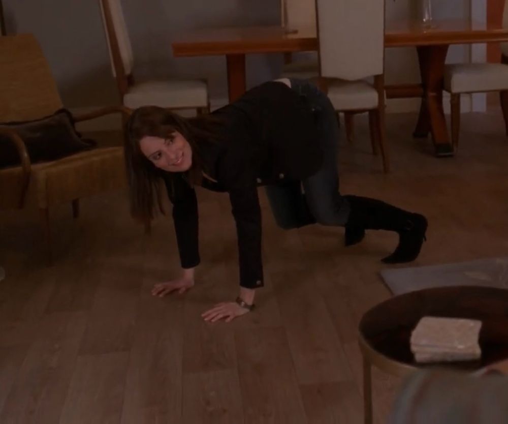 liz lemon na série 30 rock demonstrando os benefícios da yoga com uma posição péssima