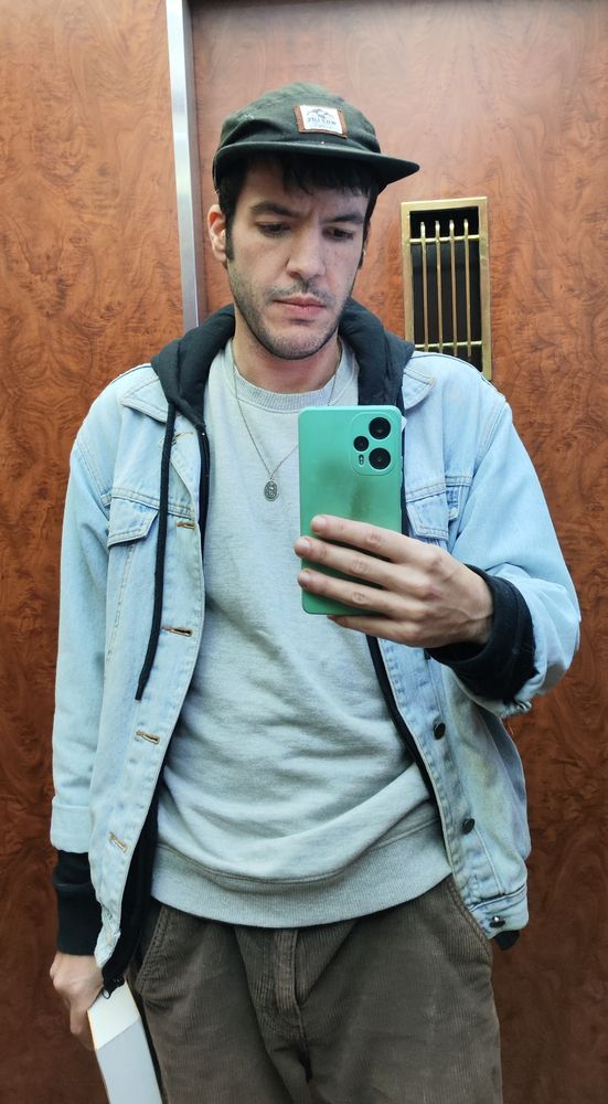 selfie no espelho de um elevador