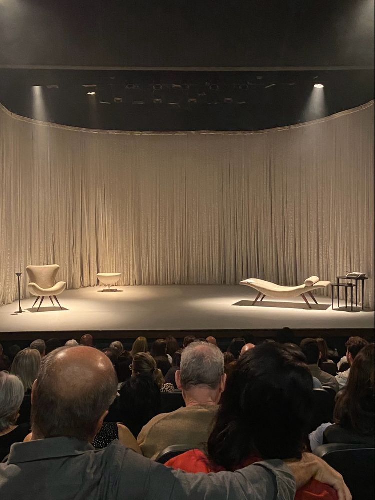 no palco: à direita, um divã branco com duas mesinhas; à esquerda, uma poltrona branca com um cinzeiro; ao fundo, um banco branco.

na plateia: homens calvos acompanhados de suas mulheres com cabelos em comprimentos variados.