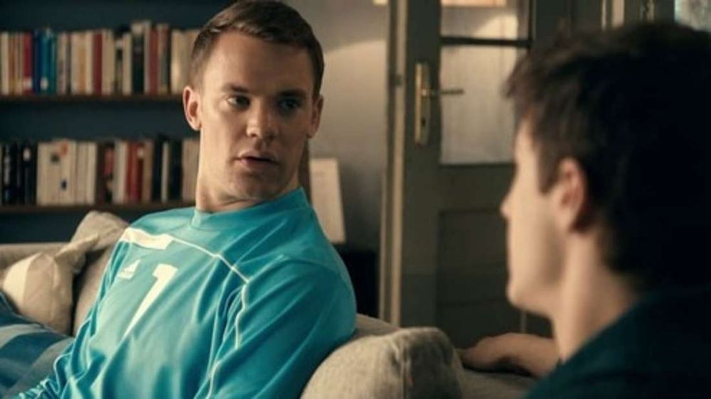Die während des Werbespots enttarnte Freundin ist insgeheim... Manuel Neuer.