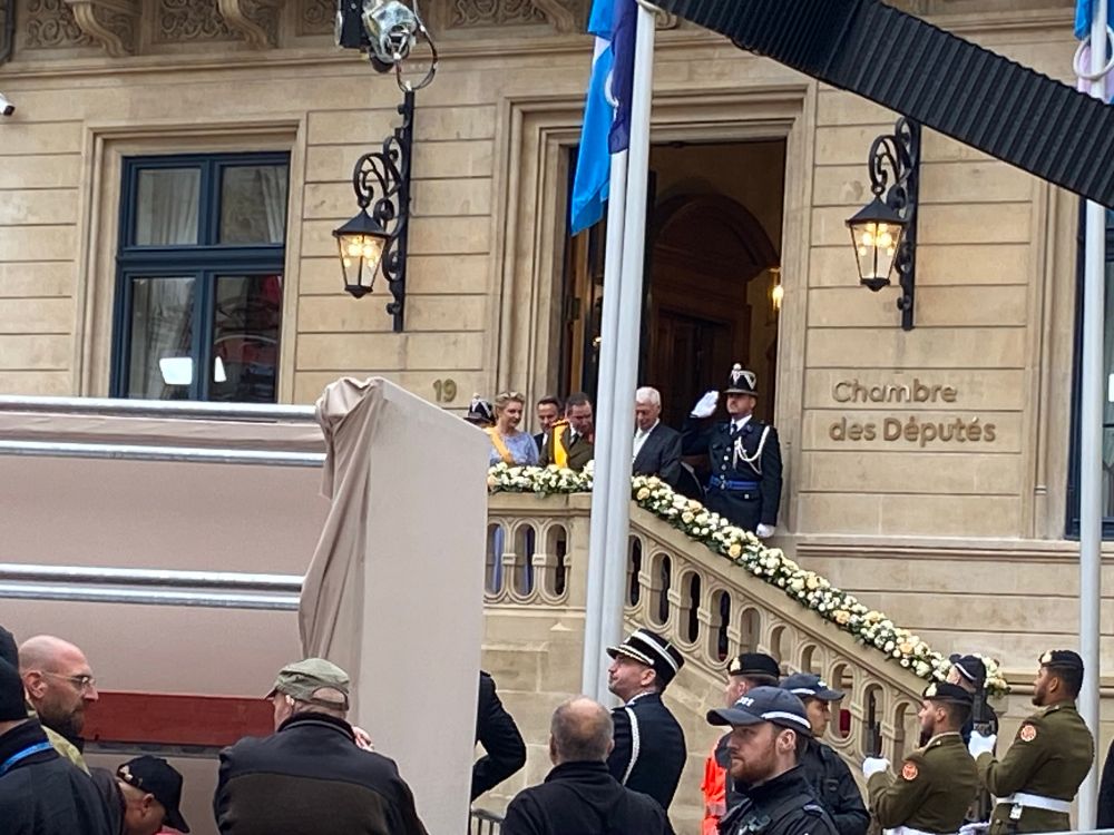 Großherzog Guillaume von Luxemburg kurz nach Amtsantritt auf der Treppe vor dem Haupteingang des Herzogspalasts.