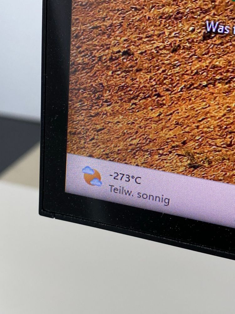 Das Windows 11 Wetter-Widget zeigt -273°C und „Teilweise Sonnig“ an.