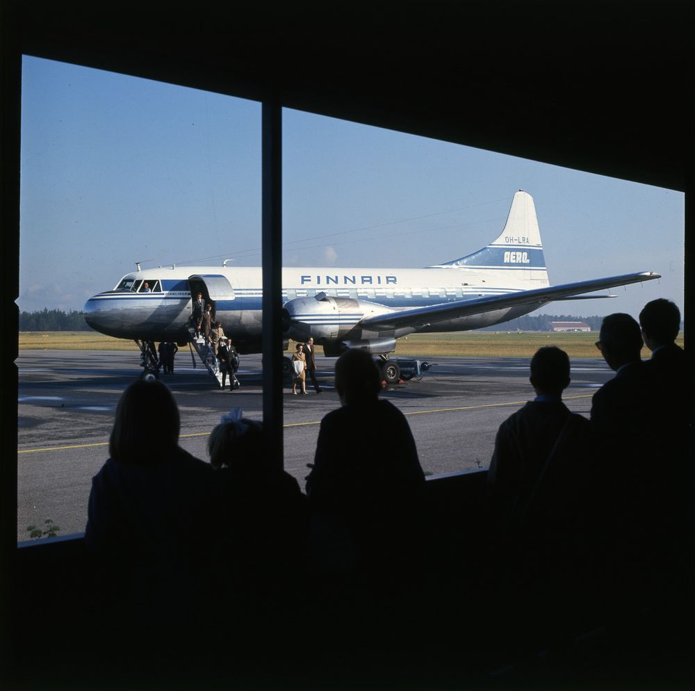 Lappeenranta Airport 1967. Passengers disembarking from a Finnair Convair CV-440 Metropolitan. (Matti Uusi-Honko)