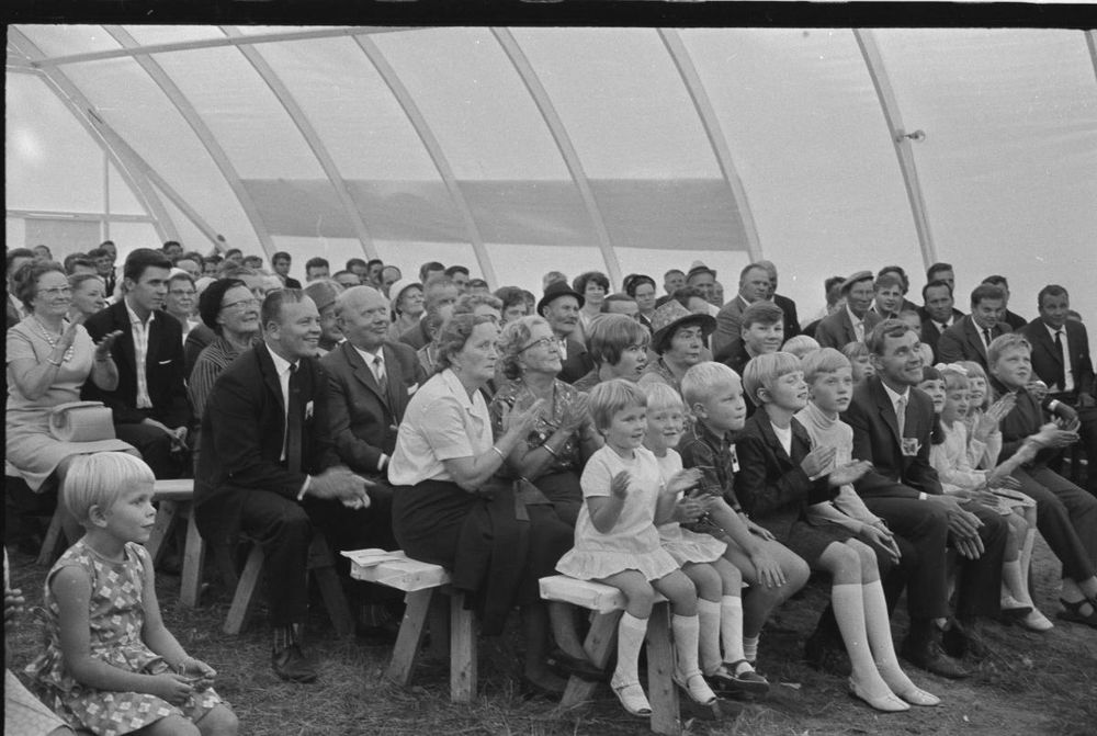 Enjoying performance in Hyvinkää, 1960s. (Voitto Kivi) 