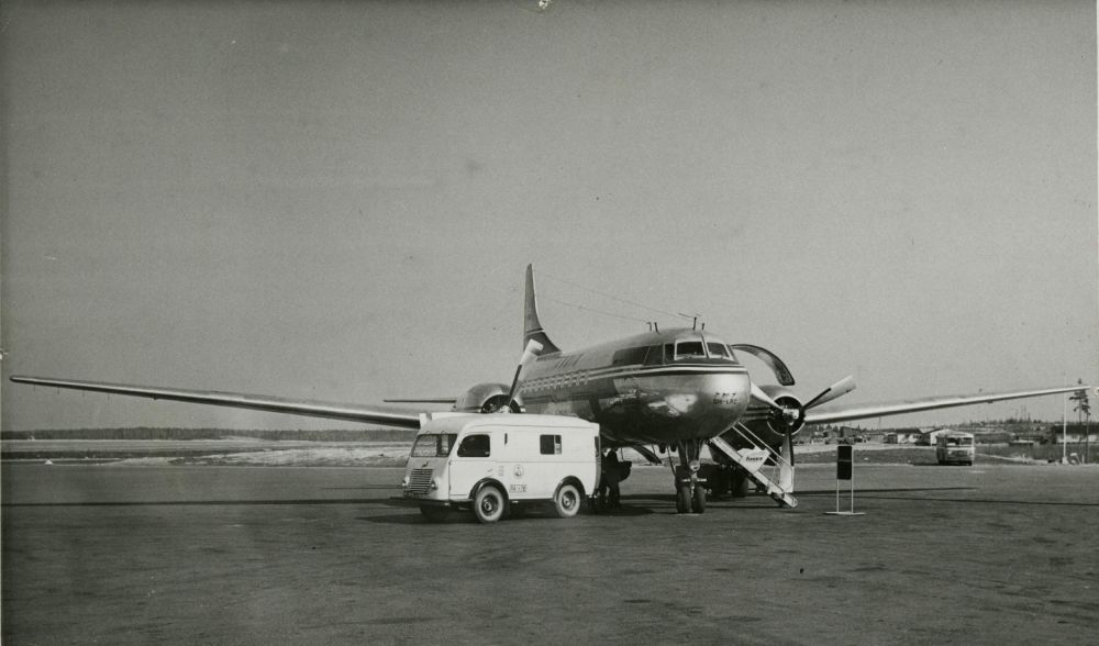 Mail is being loaded from a Renault van into a Convair CV-440 Metropolitan OH-LCR at Seutula Airport in 1962. (Postal Museum)