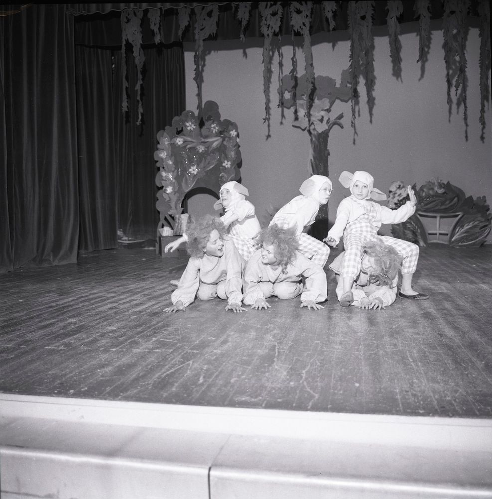 Children's play. (Kosken Kuvaamo, 1964)