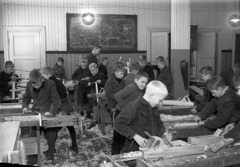 Handcrafts at primary school in 1946. (Jussi Kangas / Vapriikki Photo Archives)