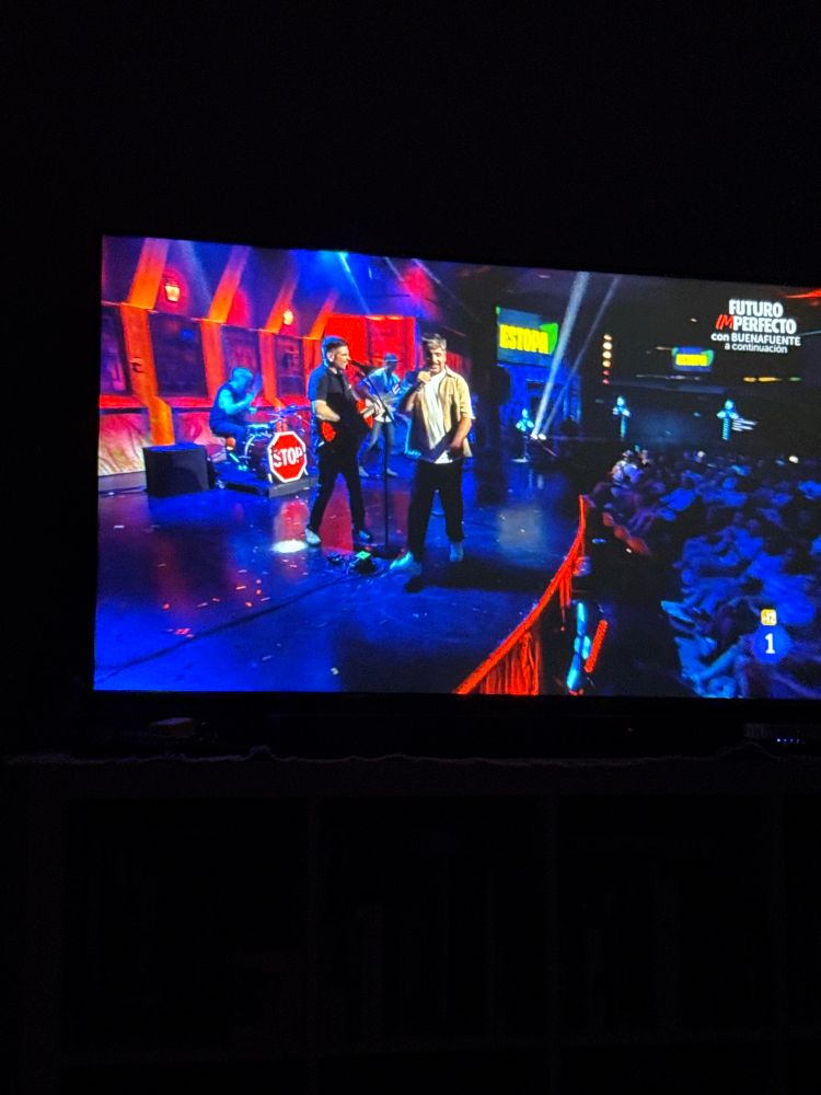 Estopa en el escenario de La Revuelta de TVE 