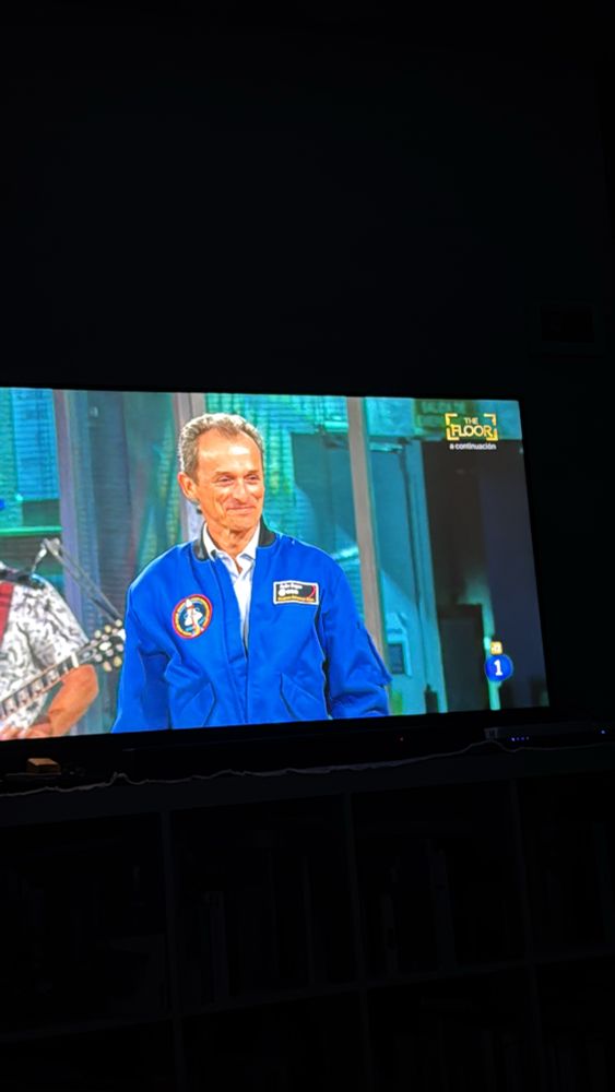 Imagen de la tele en la que se ve a Pedro Duque 