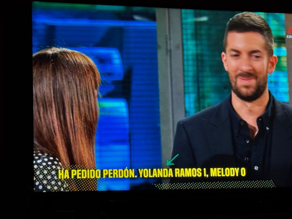 Foto de la TV con Yolanda Ramos de lado, no se le ve la cara, y Broncano conteniendo la risa