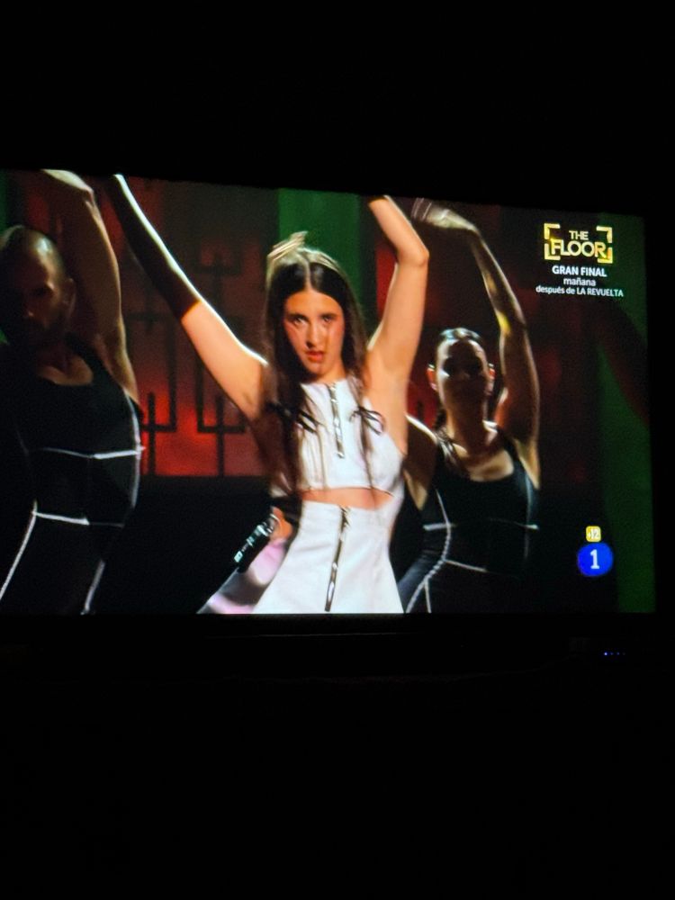 Izaro bailando y cantando en TVE
