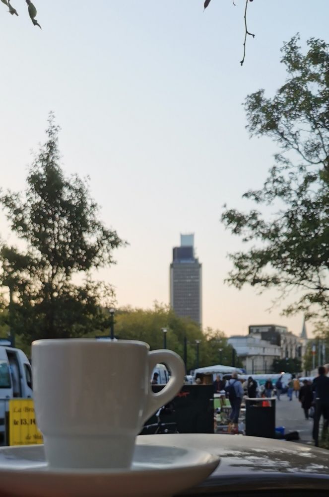 Petit café du matin place Viarme à Nantes .