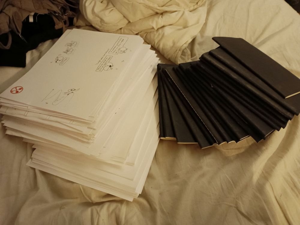Une pile de feuilles de dessins et de carnets de dessin