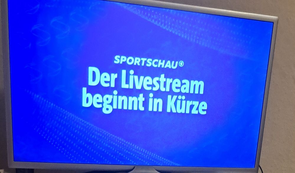 Fernsehbild vom Livestream der Sportschau mit dem Text: " Der Livestream beginnt in Kürze."