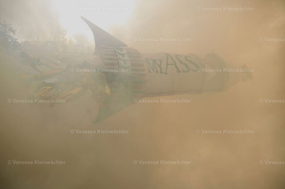 Eine gebastelte Rakete, die von einer Menge Rauch umgeben ist. Darauf zu lesen: "MyASS".